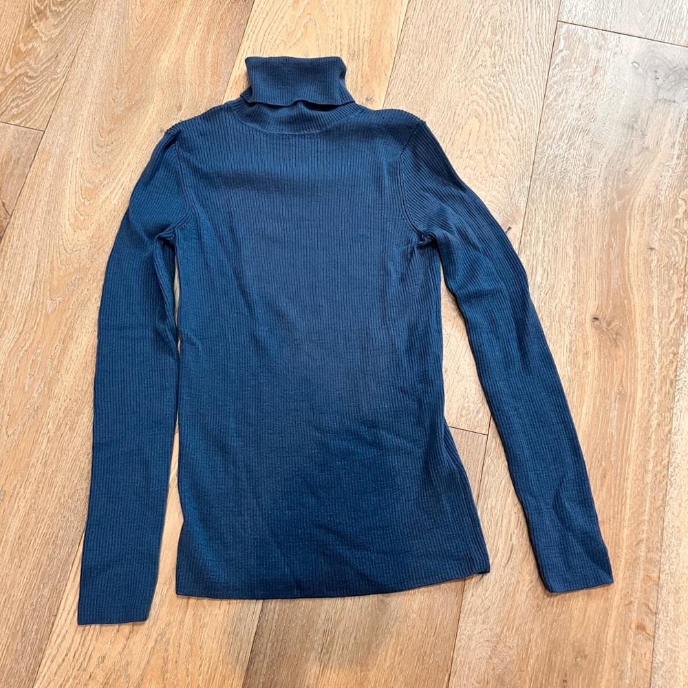 Uniqlo 100% wool turtleneck sweater